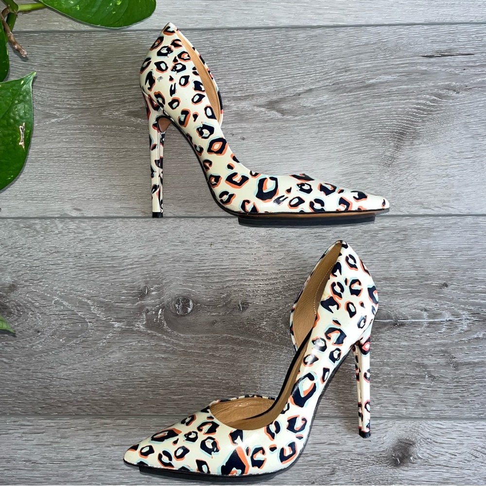 L.A.M.B. Snow leopard stiletto pointed
Heels / Pumps